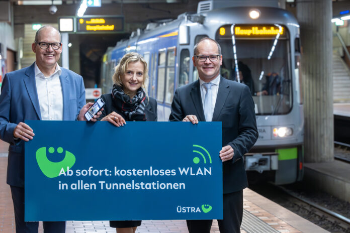 WLAN in Tunnelstationen der ÜSTRA: Von links Ulf-Birger Franz, Elke van Zadel, Grant Hendrik Tonne - Foto ÜSTRA Franz Fender WLAN in Tunnelstationen der ÜSTRA ist in Hannover jetzt kostenlos verfügbar. Das Angebot gilt in allen 19 Stationen im Stadtbahnnetz