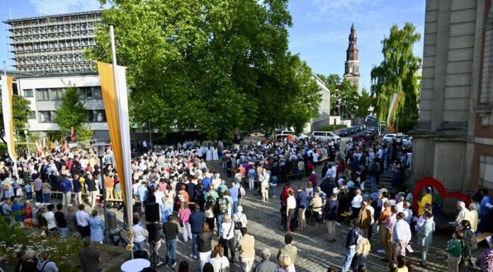 Fronleichnamsfeier in Hannover vor St. Clemens: Gottesdienst, Prozession zum Steintor und Kollekte für Familien in Not