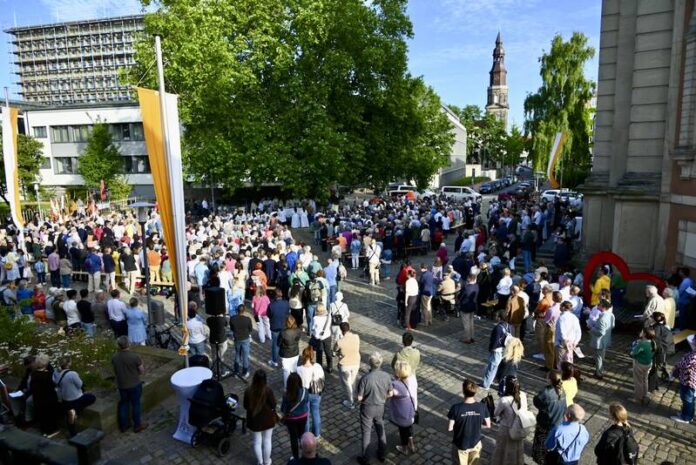 Fronleichnamsfeier in Hannover vor St. Clemens Fronleichnamsfeier in Hannover vor St. Clemens: Gottesdienst, Prozession zum Steintor und Kollekte für Familien in Not