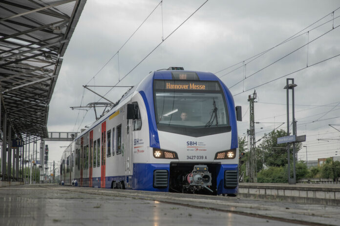 Hohe Verspätungen auf der S4: Oberleitungsschaden zwischen Hannover und Hildesheim Hohe Verspätungen auf der S4 : Nach einem Oberleitungsschaden fahren Busse zwischen Hannover Messe/Laatzen und Hildesheim Hbf