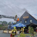 Feuerwehr löscht am Vormittag Feuer in Restaurant in Bothfeld, Hannover. Brand in Lagerraum, starke Rauchentwicklung, niemand verletzt