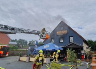 Feuerwehr löscht am Vormittag Feuer in Restaurant in Bothfeld, Hannover. Brand in Lagerraum, starke Rauchentwicklung, niemand verletzt