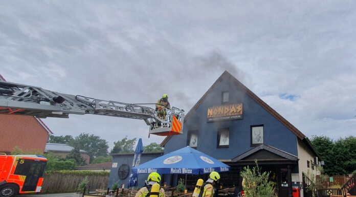 Feuer in Restaurant in Bothfeld: Rauch im Gebäude Feuerwehr löscht am Vormittag Feuer in Restaurant in Bothfeld, Hannover. Brand in Lagerraum, starke Rauchentwicklung, niemand verletzt