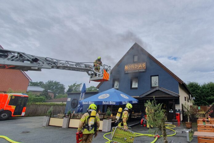 Feuer in Restaurant in Bothfeld: Rauch im Gebäude Feuerwehr löscht am Vormittag Feuer in Restaurant in Bothfeld, Hannover. Brand in Lagerraum, starke Rauchentwicklung, niemand verletzt