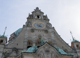 Rathausbalkon in Hannover gesperrt: Am Neuen Rathaus bleibt der Bereich wegen Steinschäden bis auf Weiteres aus Vorsorge geschlossen