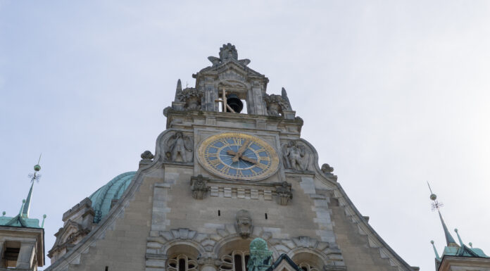 Rathausbalkon in Hannover am Neuen Rathaus gesperrt Rathausbalkon in Hannover gesperrt: Am Neuen Rathaus bleibt der Bereich wegen Steinschäden bis auf Weiteres aus Vorsorge geschlossen
