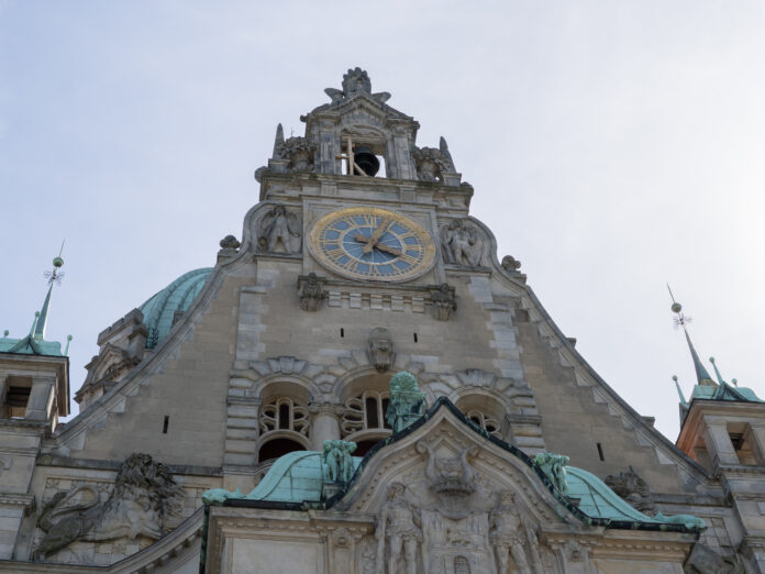 Rathausbalkon in Hannover am Neuen Rathaus gesperrt Rathausbalkon in Hannover gesperrt: Am Neuen Rathaus bleibt der Bereich wegen Steinschäden bis auf Weiteres aus Vorsorge geschlossen