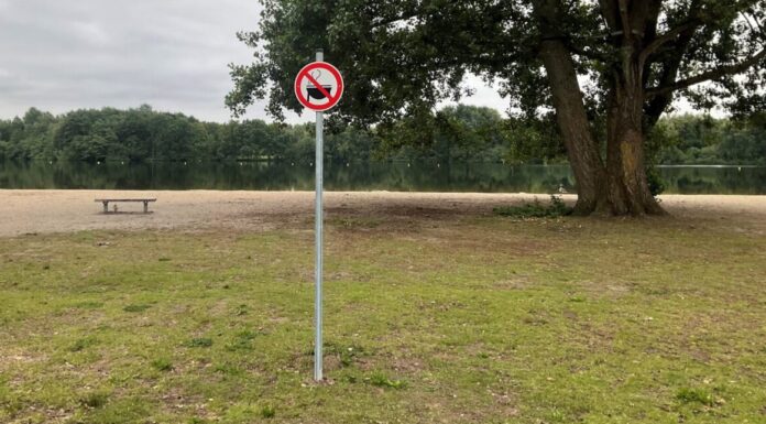 Grillverbot am Altwarmbüchener See – Stadt Hannover kontrolliert Die Stadt Hannover kontrolliert am Altwarmbüchener See das Grillverbot, weil Moorboden und Asche Brandgefahr bergen