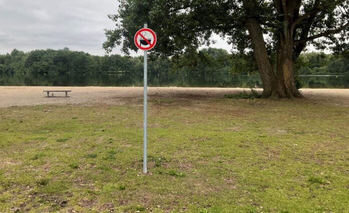 Die Stadt Hannover kontrolliert am Altwarmbüchener See das Grillverbot, weil Moorboden und Asche Brandgefahr bergen