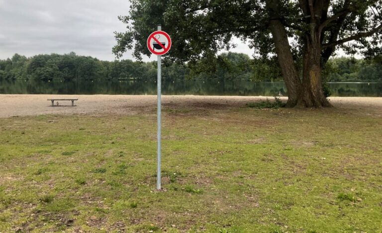 Die Stadt Hannover kontrolliert am Altwarmbüchener See das Grillverbot, weil Moorboden und Asche Brandgefahr bergen