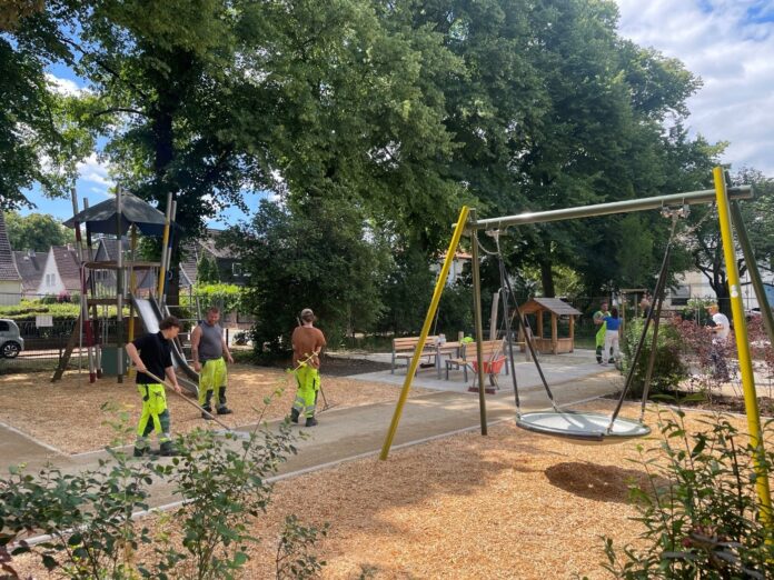 Spielplatz Grünlinde in Oberricklingen ist nach vier Monaten Bauzeit wieder offen Spielplatz Grünlinde in Oberricklingen ist nach vier Monaten Bauzeit wieder offen, mit neuen Geräten, barrierefreien Wegen und mehr Schatten
