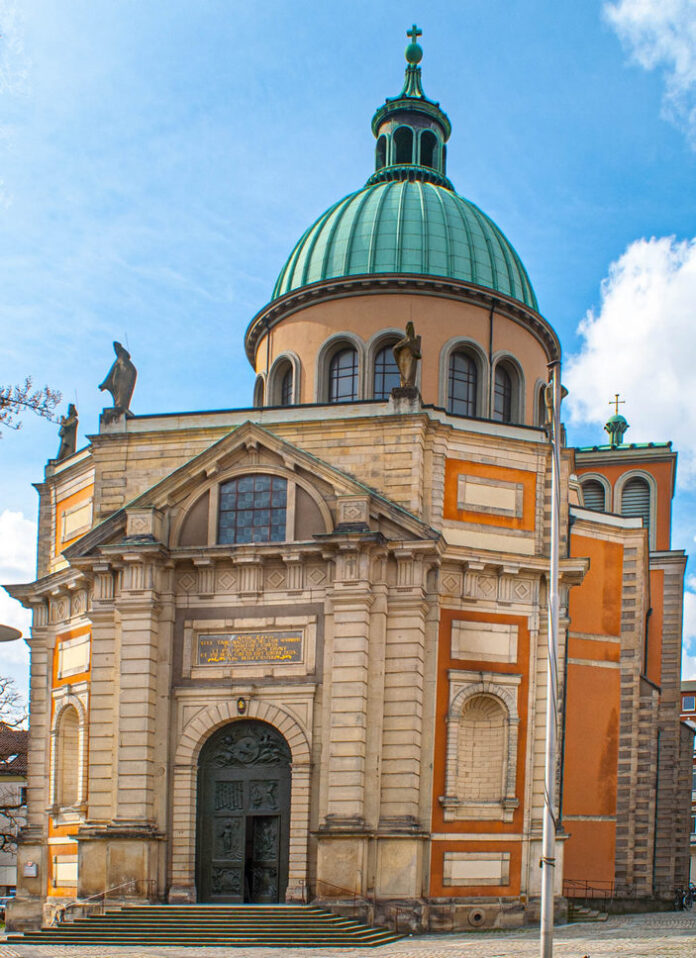 Propsteikirche Basilika St. Clemens - Schützenfest Hannover mit ökumenischem Gottesdienst Papp-Papst beim Ausmarsch auf dem Schützenfest