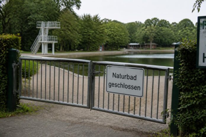 Hainhölzer Naturbad in Hannover In Hannover ist das Hainhölzer Naturbad seit 21.07. wegen zu hoher Keimbelastung geschlossen. Die Wiederöffnung hängt von der Wasserqualität ab