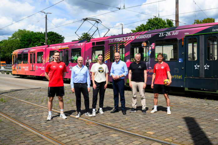 (von links nach rechts): Tibor Vosberg, Jens Palandt, Meret Kleine-Beeck, Belit Onay, Hagen Boßdorf und Niks Labeckis vor der Finals-Hannover-Stadtbahn Finals 2026 und Maschseefest bringen ab 23. Juli in Hannover Sperrungen, Umleitungen und ÖPNV-Änderungen rund um den Maschsee