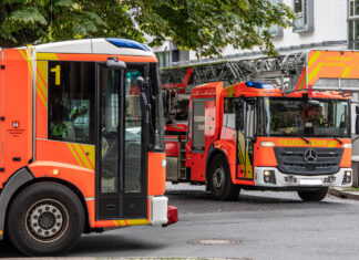 Gebäudebrand in Hannover-Badenstedt: Feuerwehr rettet am Sonntagabend mehrere Bewohner, 11 Verletzte kommen in Kliniken. Das Haus ist unbewohnbar
